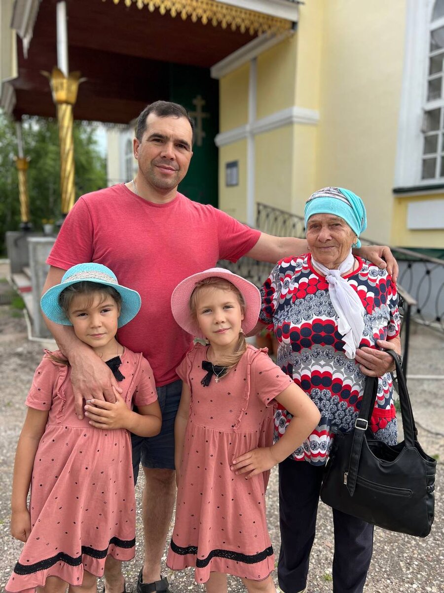 Муж с дочками и своей бабушкой в Вятских Полянах возле церкви, где крестили девочек, когда им было 3 месяца