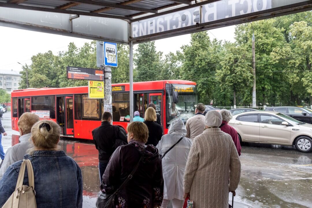 Остановки 5 автобуса казань. Автобусные остановки Казань. Автобус Казань. Остановки общественного транспорта в Казани. Пассажиры в городском автобусе.