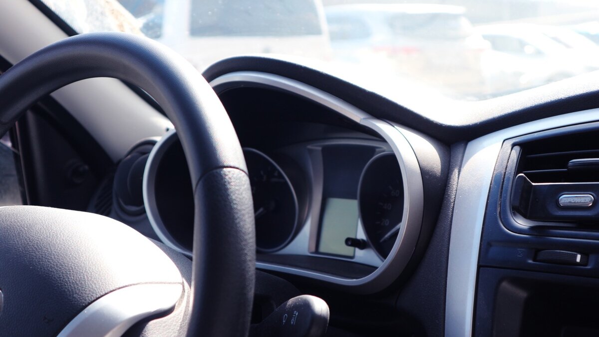     В городе Артеме Приморского края инспекторы ДПС задержали мигранта, который пытался скрыться от них на автомобиле. Мужчина не имел водительского удостоверения. Выяснилось также, что задержанный нелегально находится в России.