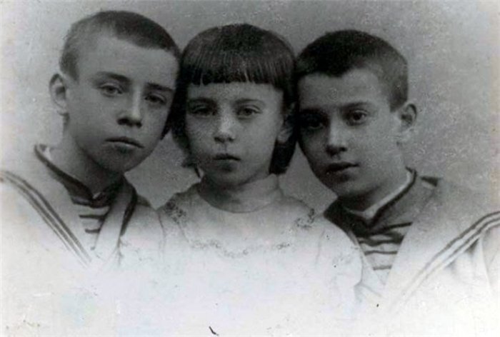 Слева направо: Станислав (Стасик), Брронислава (Броня) и Вацлав (Ваца или Вацо).