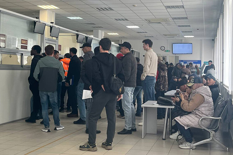    Обычный день в здании управления по вопросам миграции МВД по РТ.   
Фото: Альбина Фархутдинова