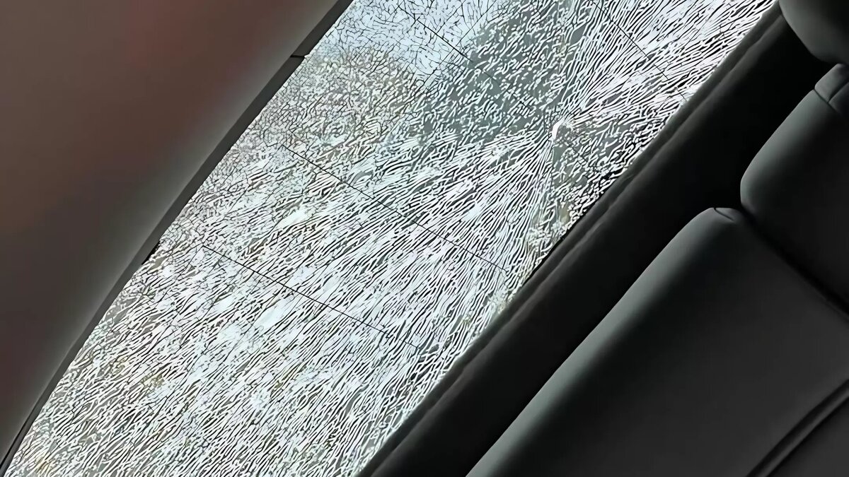     В жилом комплексе Преображенский по улице Петра Подзолкова неизвестные обстреляли автомобиль — и это не первый случай в районе.