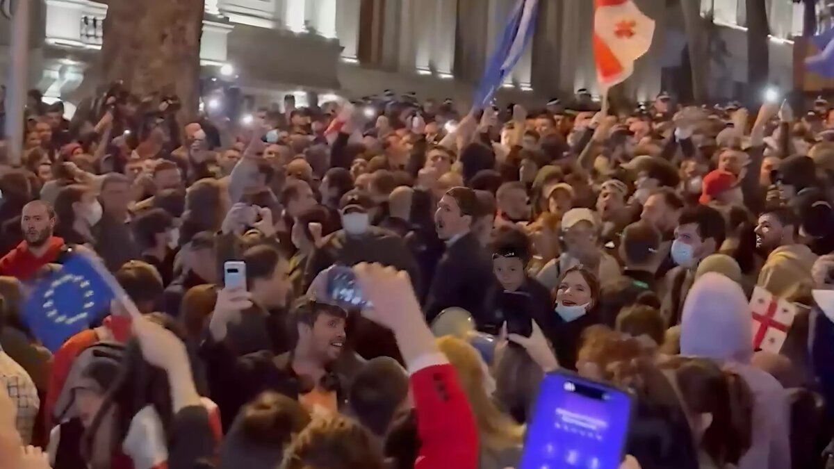     Десятки людей вышли на улицы грузинкой столицы — они протестуют против закона об иностранных агентах. После стычек с полицией демонстрантов начали задерживать.