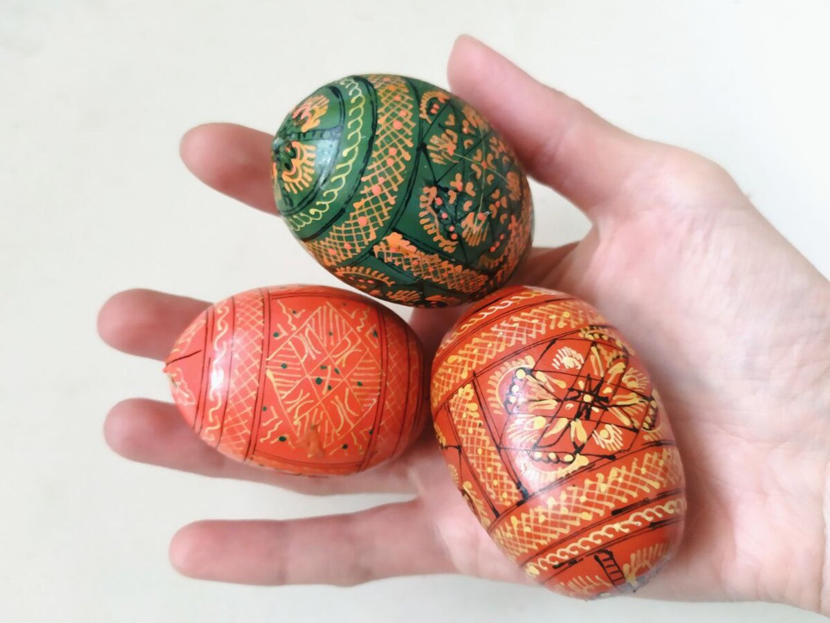 Яйца к Пасхе мы не только окрашиваем в один цвет, но и расписываем, нанося на них разные символы достатка, плодородия, возрождения и счастливой судьбы