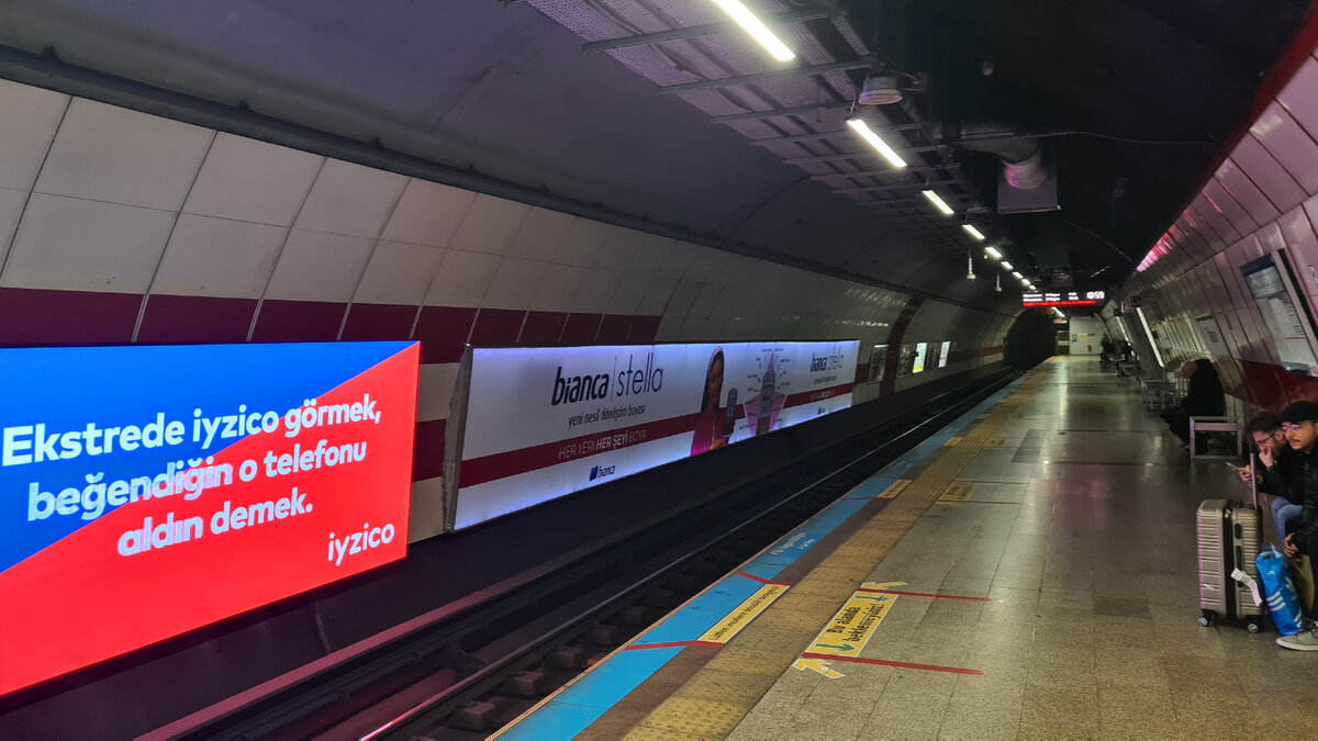 Станции метро сравнительно простые, но чистые