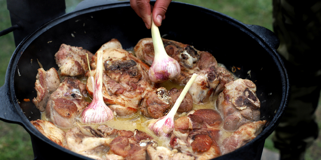 Свиные рульки с квашеной капустой в казане на костре.