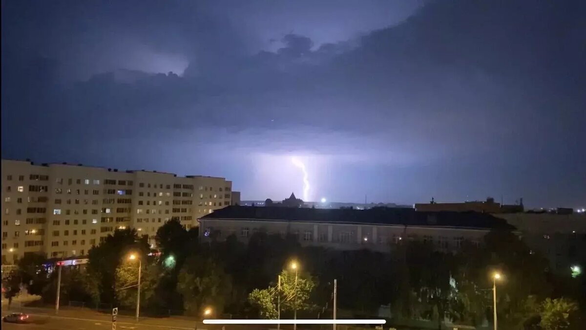     Минувшей ночью, с 15 на 16 апреля, жители Лениногорска наблюдали в небе грозу. Они сняли на видео раскаты грома. Соответствующая публикация появилась в Telegram-канале «Лениногорск».