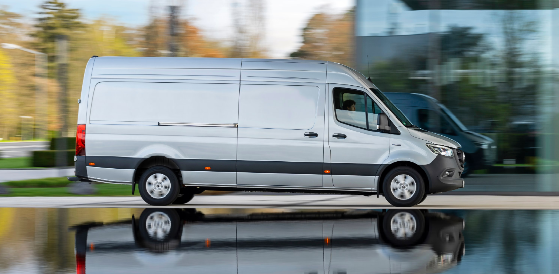 Mercedes-Benz eSprinter 2025 оснащается электродвигателем на задней оси мощностью 134 или 201 лошадиных сил.