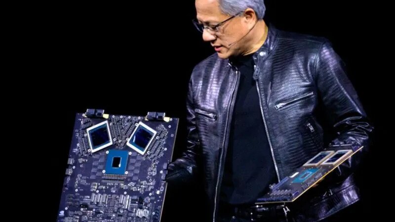 Генеральный директор NVIDIA Дженсен Хуанг на ежегодной конференции Nvidia GTC по ИИ в SAP Center в Сан-Хосе, Калифорния, 18 марта 2024 года. (Josh Edelson/AFP via Getty Images)