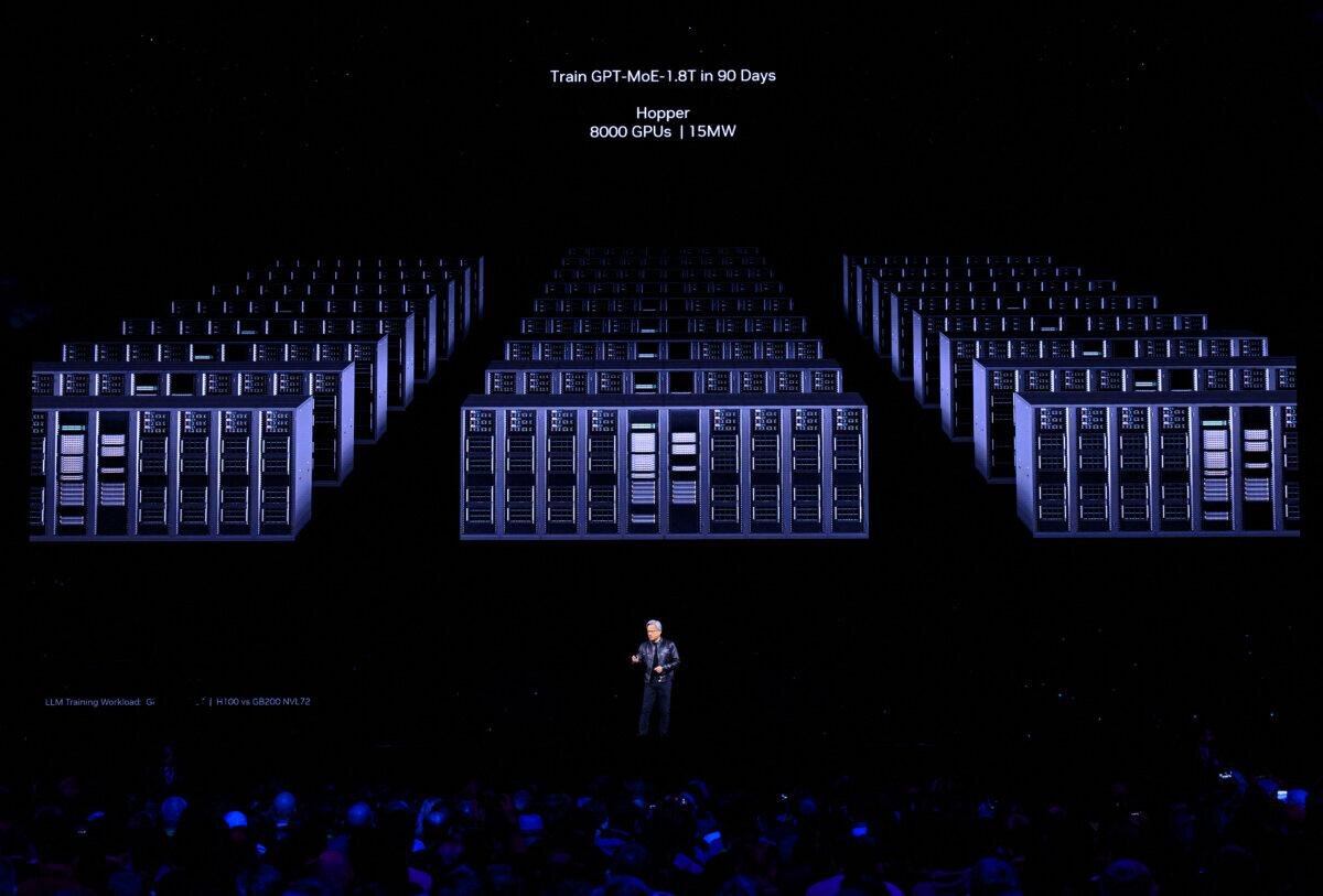 Основатель и генеральный директор NVIDIA Дженсен Хуанг выступает на ежегодной конференции Nvidia GTC по ИИ в SAP Center в Сан-Хосе, Калифорния, 18 марта 2024 года. (Josh Edelson/AFP via Getty Images)