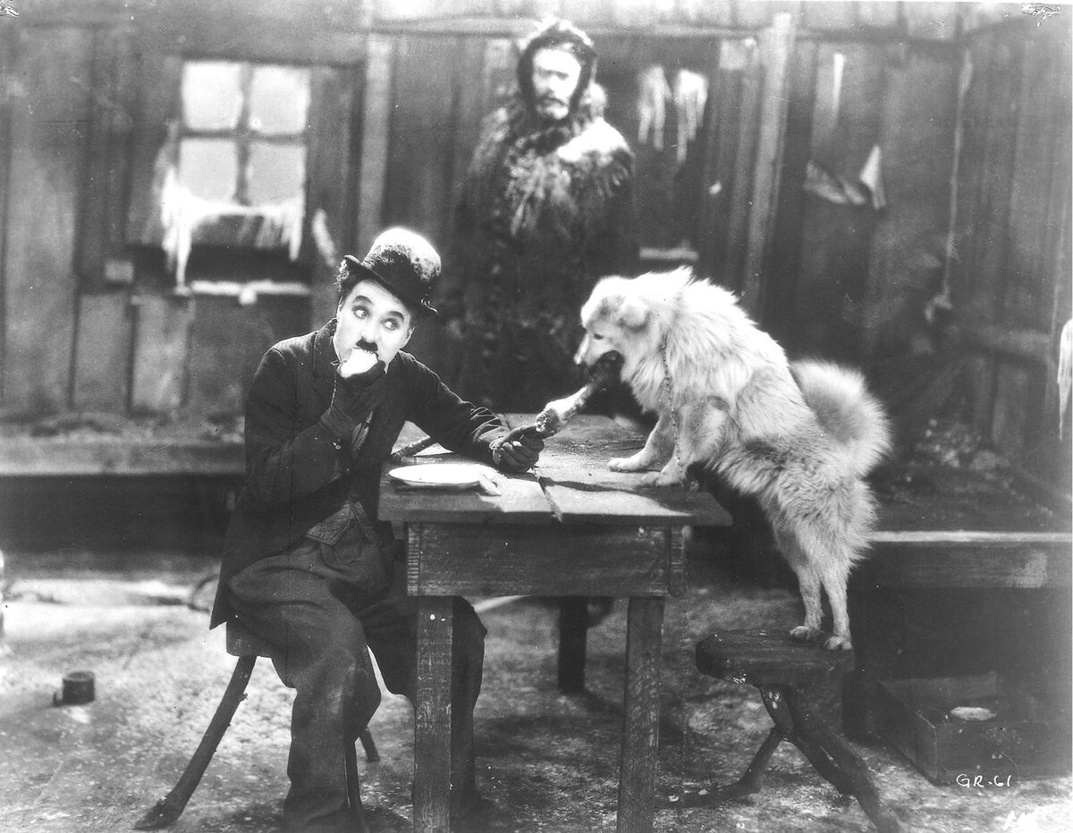    Во время гастролей в США молодого артиста заметил один из крупных режиссёров и продюсеров эпохи немого кино — Марк Сеннет. В 1913 году Чаплин подписал контракт с его киностудией Keystone и остался работать в США / globallookpress.com