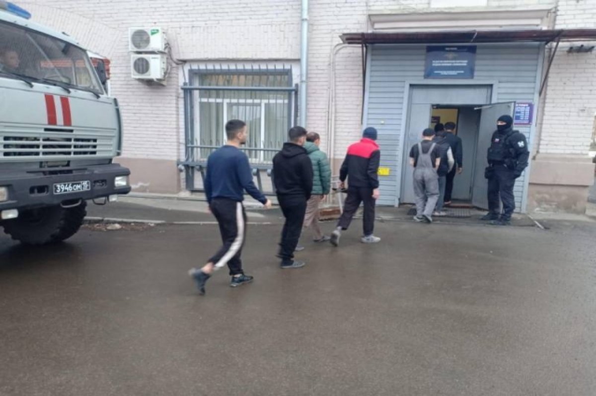    Двух мигрантов выдворят из РФ после рейда на мебельной фабрике в Челябинске