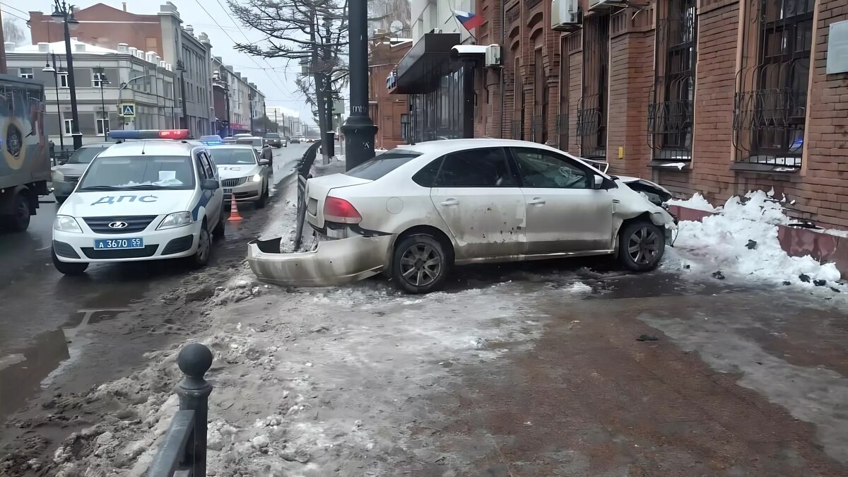 Вылетел на тротуар. В Омске накажут водителя, наехавшего на пешеходов в  центре города | gorod55.ru | Дзен