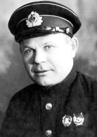   Первое присвоение звания за воинские подвиги состоялось 31 декабря 1936 года. Награды были удостоены 11 командиров Красной армии за участие в гражданской войне в Испании. На фото: советский командир-подводник и участник гражданской войны Иван Бурмистров / Public domain