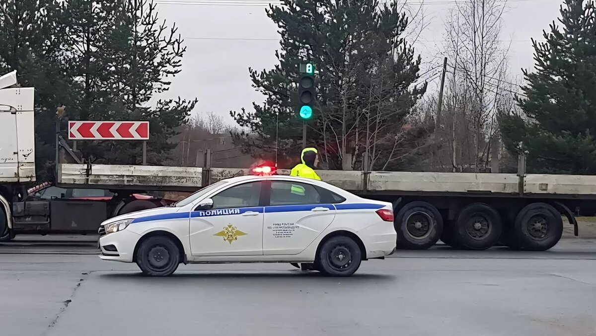     В соцсетях показали, как новый спортивный комплекс медленно погружается под воду.