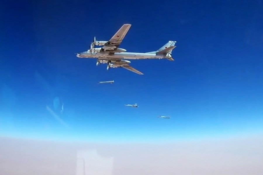 Модернизированный стратегический ракетоносец-бомбардировщик Ту-95МСМ Дальней авиации Воздушно-космических сил России наносит удары крылатыми ракетами воздушного базирования (КРВБ) Х-101. - Фото: Снимок с видео/пресс-служба Минобороны РФ/ТАСС