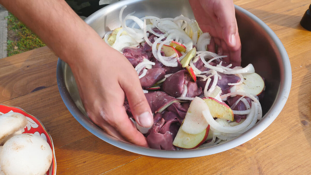 Шашлык из куриной печени в беконе