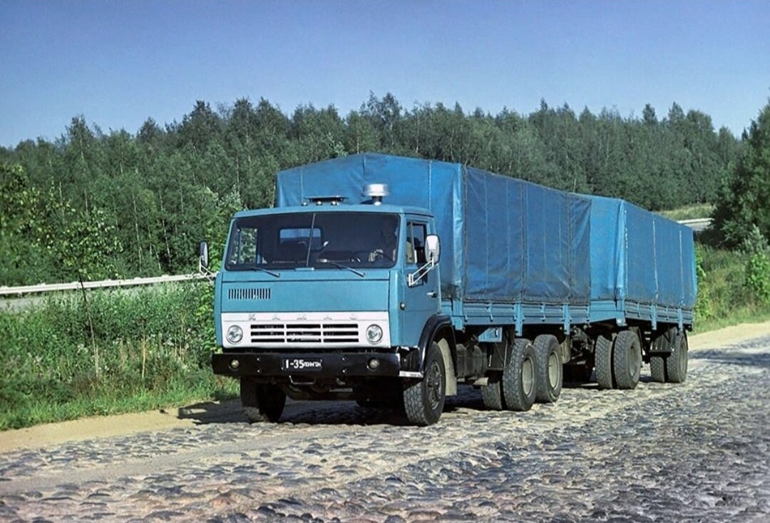 Как не крути, а флагман междугородних перевозок в нашей стране - это КамАЗ.  КамАЗ-5320, первый серийный грузовик на базе прототипа ЗИЛ-170, стал настоящей легендой отечественного автопрома.
