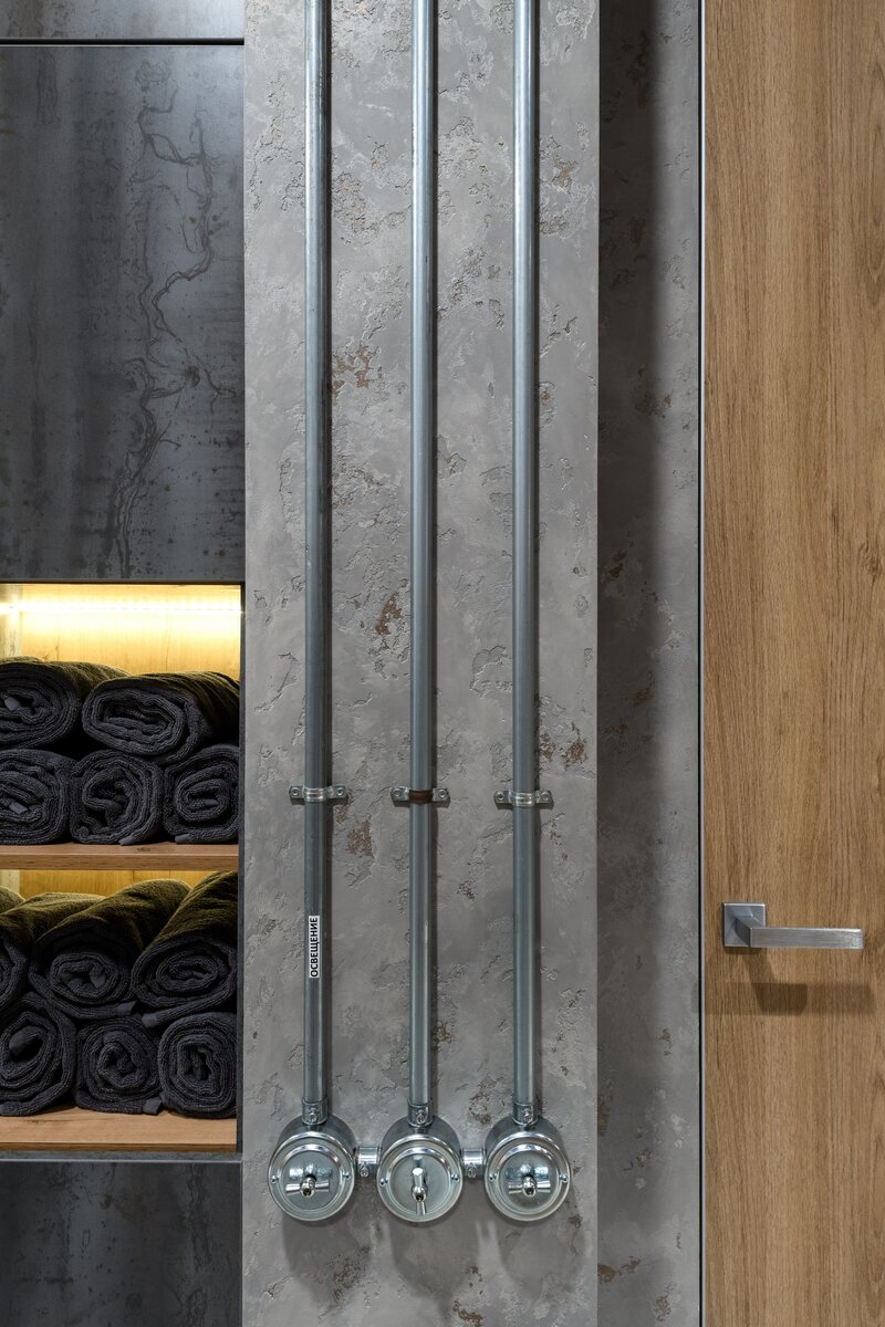 Наружняя электрика в стальных трубках. Группа из трех поворотных выключателей от фирмы EMTUBE, Россия, Зеленоград. Труба диаметром 20мм, держатель - скоба. Поворотные выключатели в цвете "сталь".