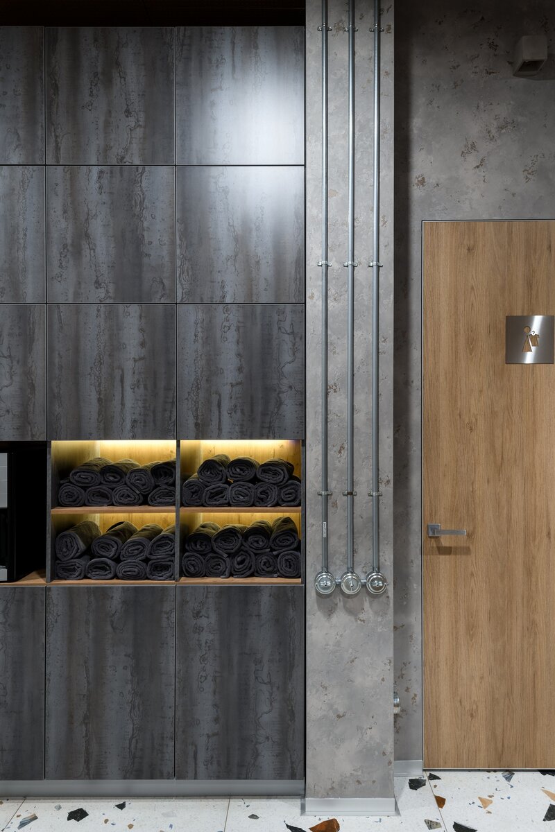 Симметричное расположение на вертикальной колонне подчеркивает высоту помещения, служит дополнительным декоративным элементом, удобно в использовании и ремонте.