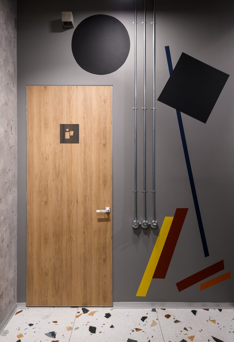 Вход в мужскую раздевалку. Трехпостовая группа выключателей. На каждую группу света свой поворотный выключатель