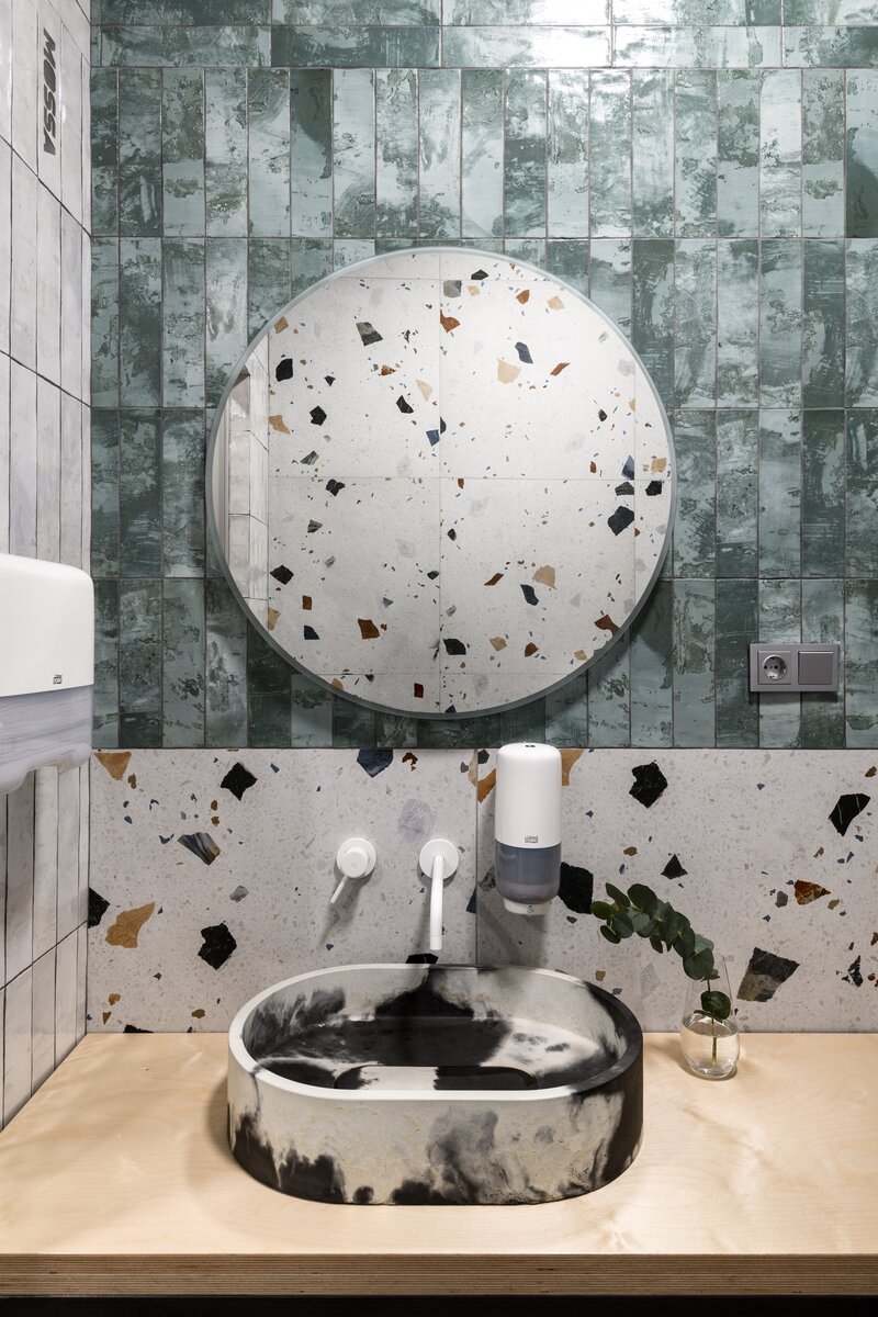 Стальной цвет встроенных изделий оттенял электрику в трубках