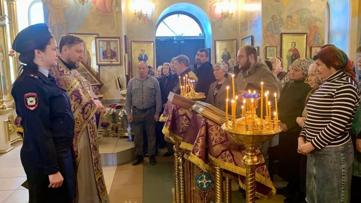     В Ижевске полиция занялась профилактикой киберпреступности среди православных христиан. Лекцию в храме, которую некоторые присутствующие назвали проповедью, прихожанам прочитала начальник отделения по расследованию IТ-преступлений УМВД России по Ижевску подполковник полиции Дина Боровикова.