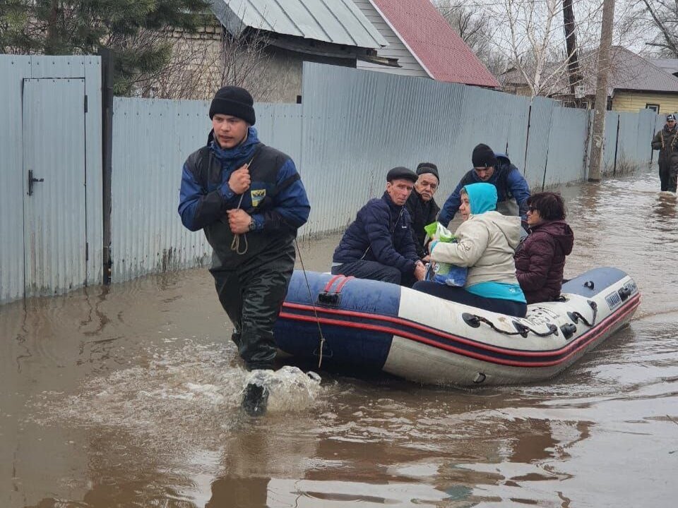 "Да мы то что, вот сыну мэра действительно несладко приходится" - читается на лицах жителей затопленного Орска. 