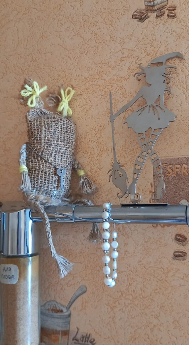 Фото автора. Лесная Фея знакомится с Домовым.