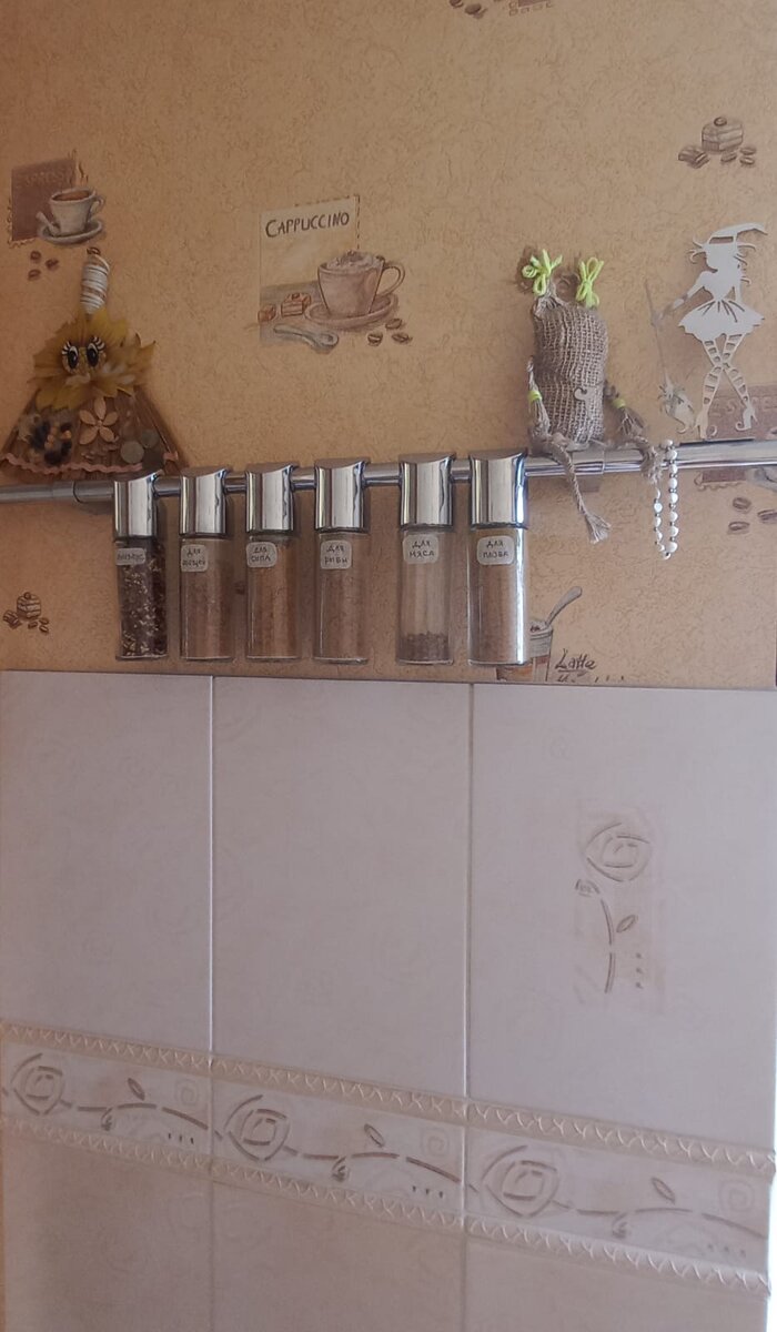 Фото автора. Так-то на рейлинге живут два домовых, но второй домовой остался равнодушным к проникновению красавицы в жилище.