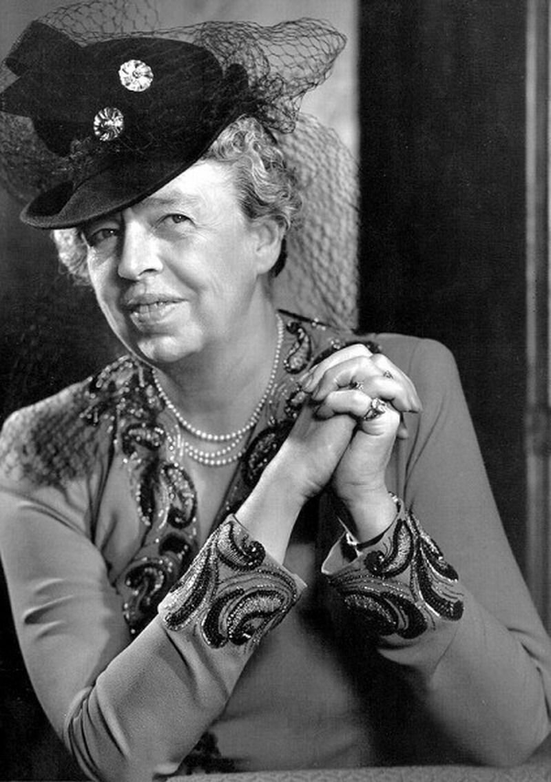 Анна Элеонора Рузвельт (11 октября 1884 — 7 ноября 1962) — американская общественная деятельница, супруга президента США Франклина Делано Рузвельта.
Выступала как публицистка, писательница, политик и правозащитница. Играла значительную роль в политической карьере мужа, особенно после 1921 года, когда он заболел полиомиелитом и уже не расставался с инвалидным креслом.