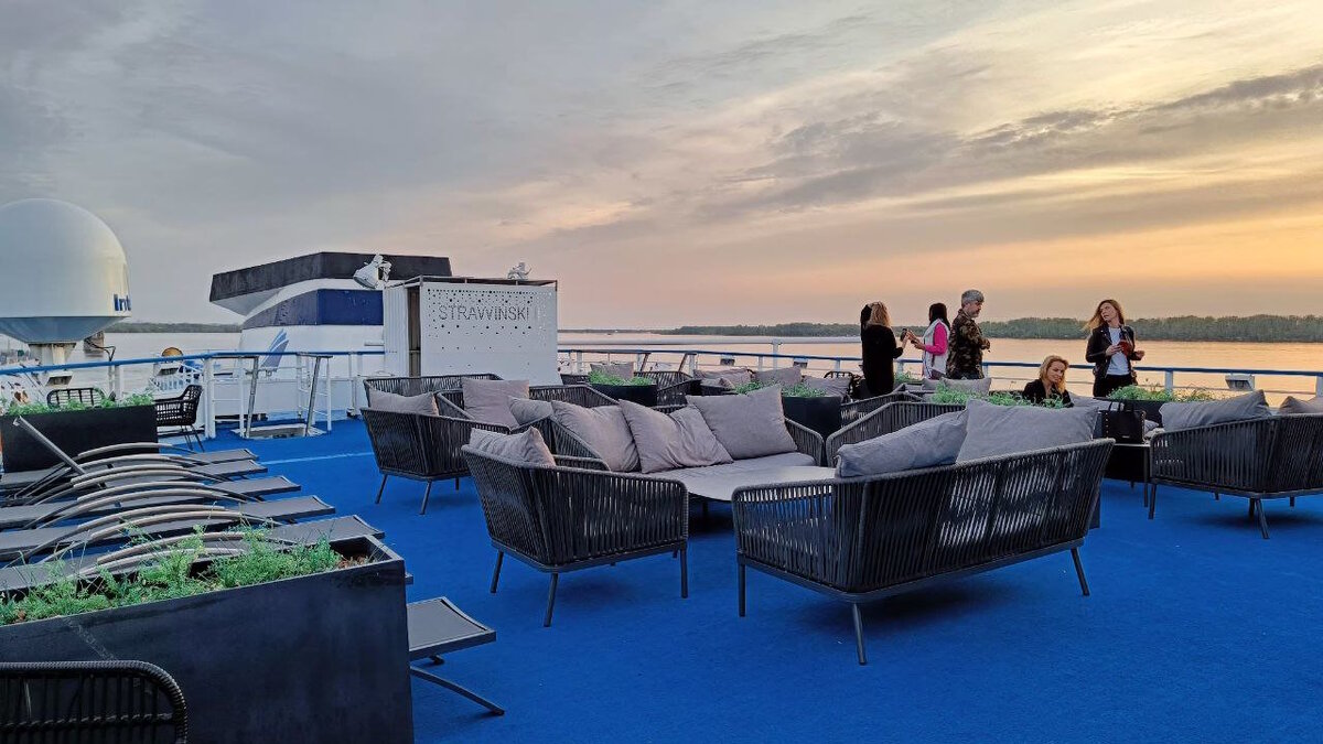 На солнечной палубе теплохода «Игорь Стравинский»