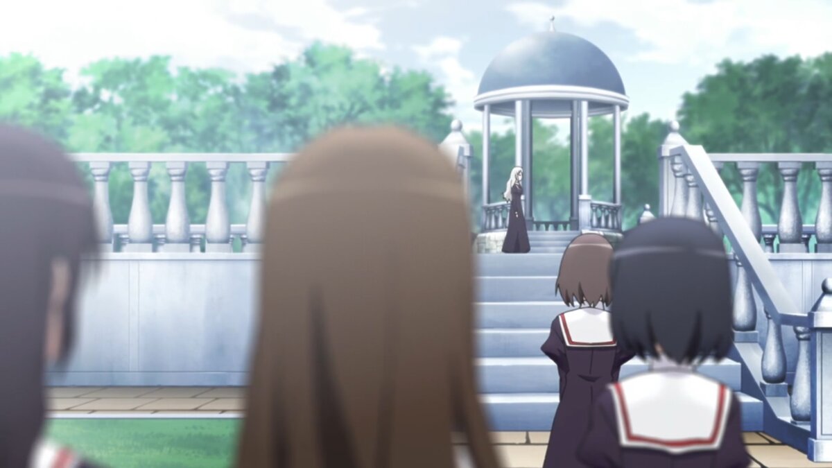 Она завораживала собой настолько, что все не могли оторвать взгляд от её фигуры.