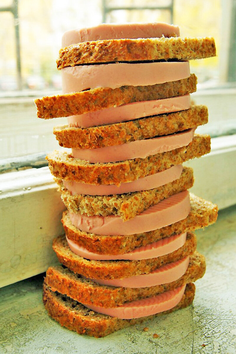 Бутерброд "по-Певзнеру": колбаса диетическая, хлеб отрубной.