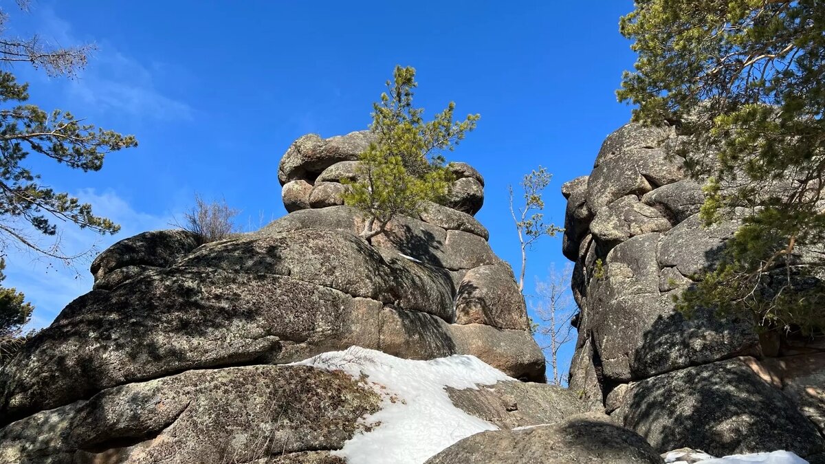     С 15 апреля туристам перестали выдавать разрешения для посещения зоны особой охраны нацпарка «Красноярские Столбы» — это район Диких скал. Запрет пока введен на неопределенный срок.