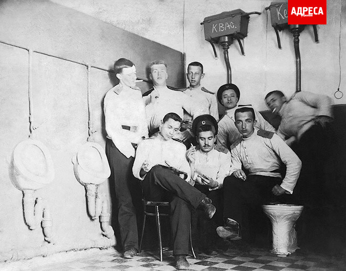 «Клуб» — курилка старшей, 1-й роты 2-го Московского кадетского корпуса. Казарма в Лефортово. Из семейного архива Владимира Чурова