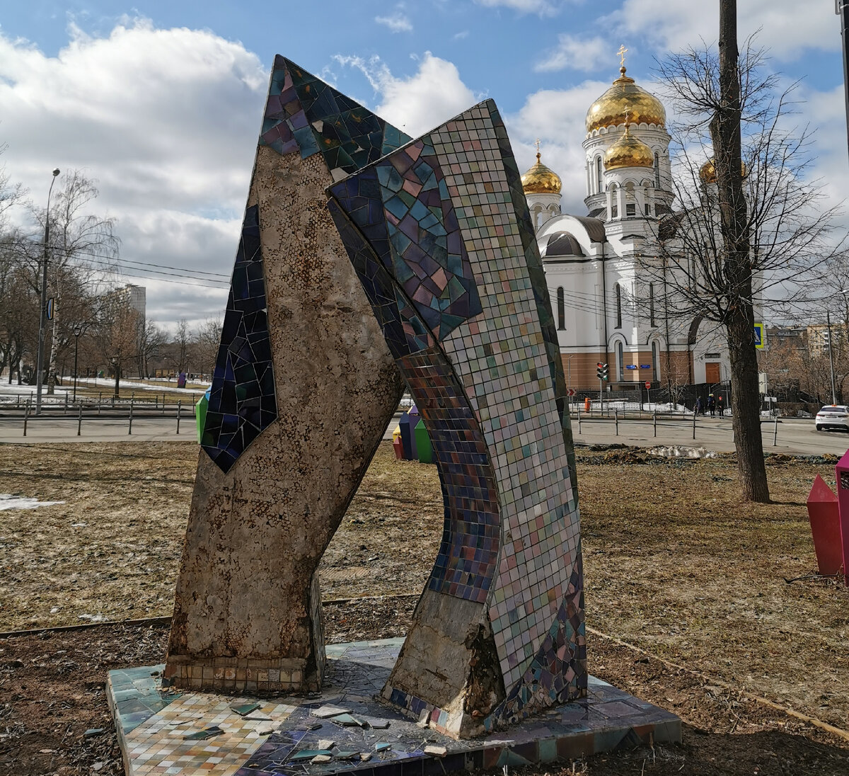 Что на фото перед храмом, напишу ниже.