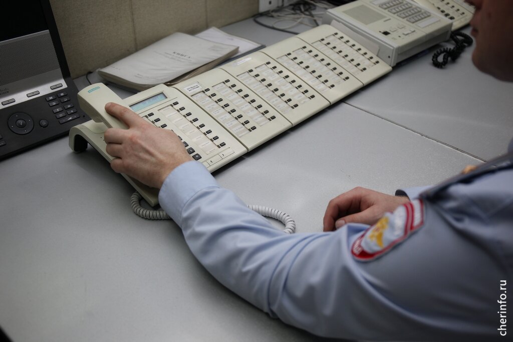    40-летняя потерпевшая возвращалась домой, в подъезде на лестничной клетке увидела незнакомца.