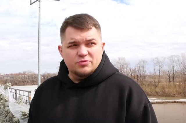    Александр Ромашёв вместе с другими добровольцами помогает противостоять стихии Фото: Скриншот/ из репортажа «Ишим ТВ»