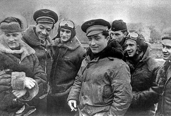   Русские и французские летчики во время совместной Восточно-Прусской операции в январе 1945 года
