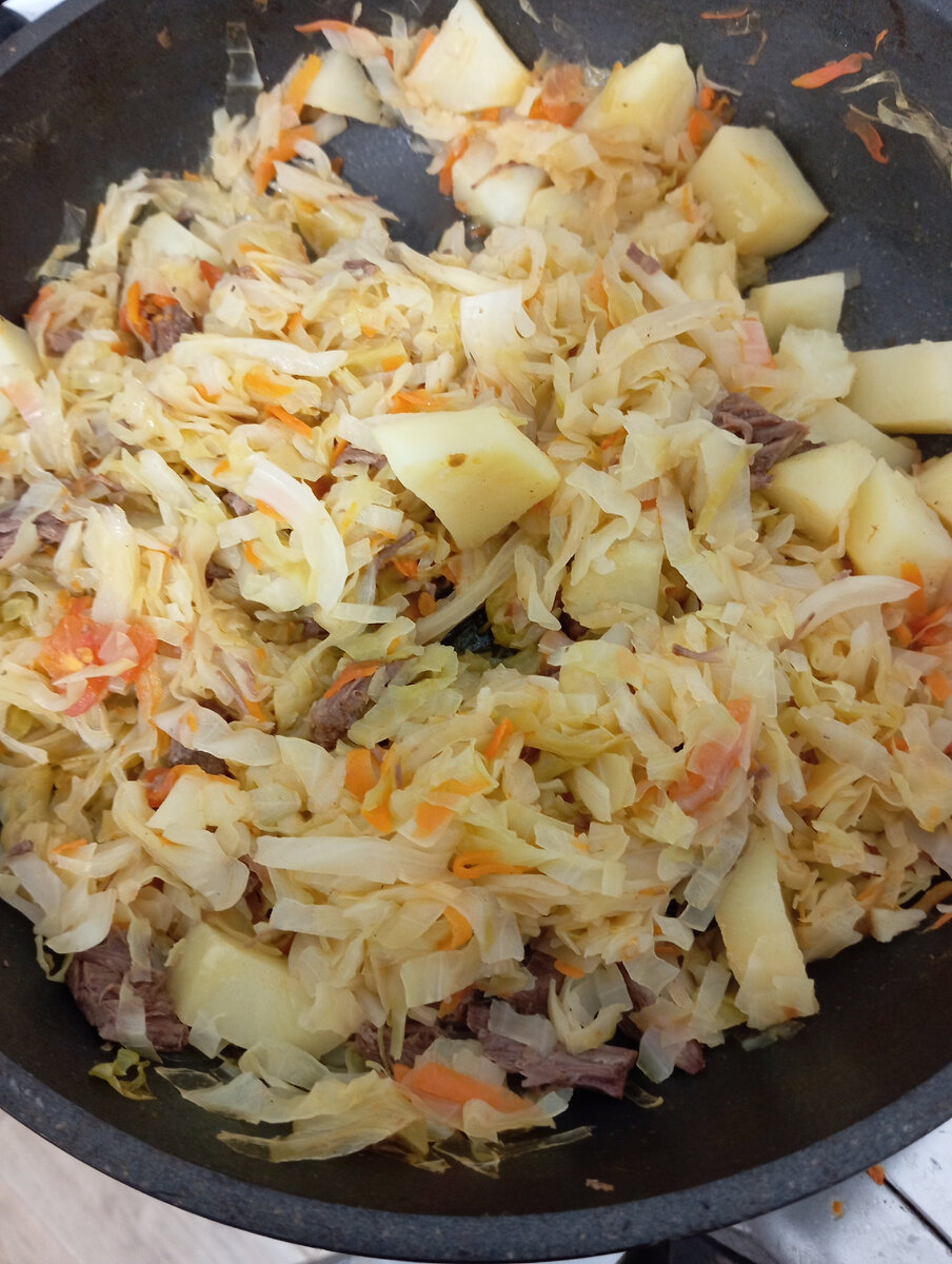 Фарш, капуста, помидор, картошка, морковь. 
