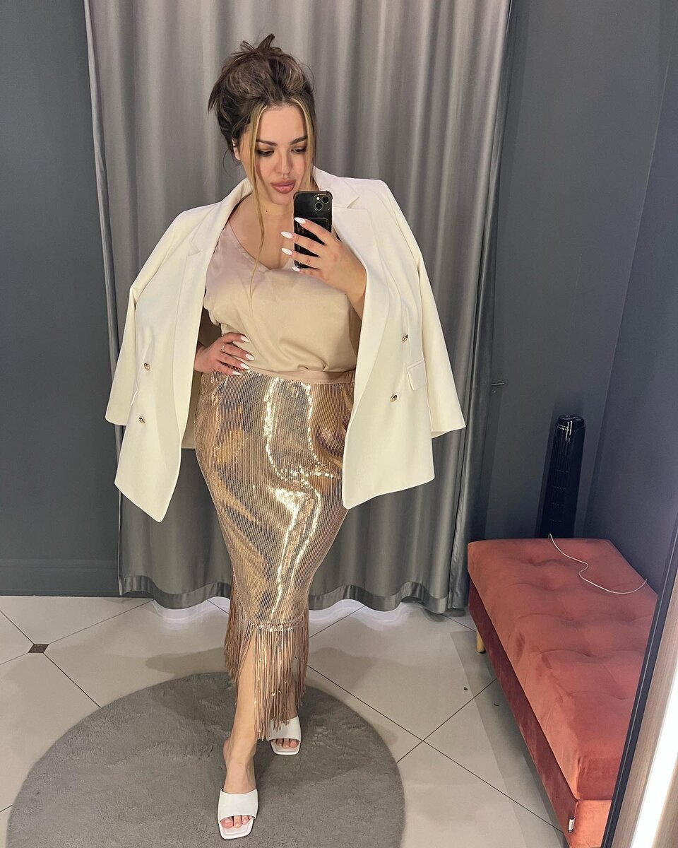 ✅ Пример корректной юбки, забирающей под себя весь объем тела.