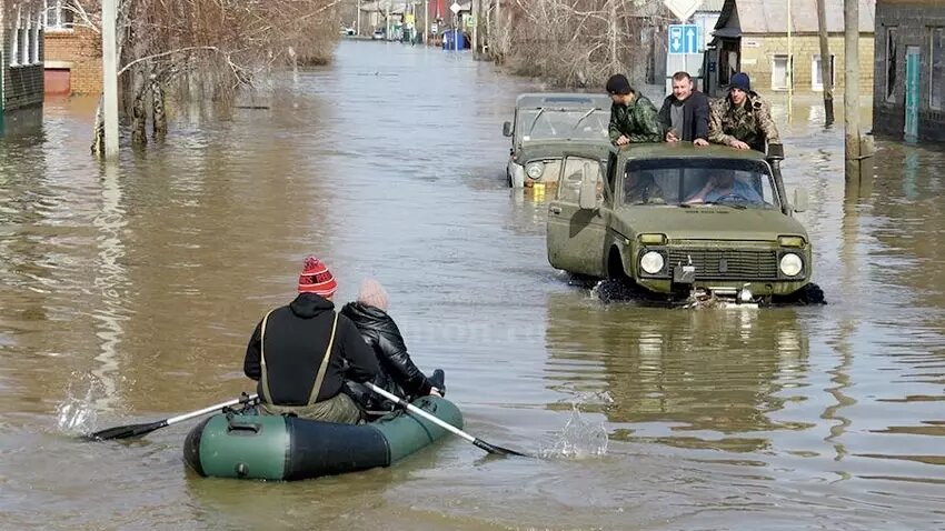 Улицы затопленного Орска. Фото: 1MI