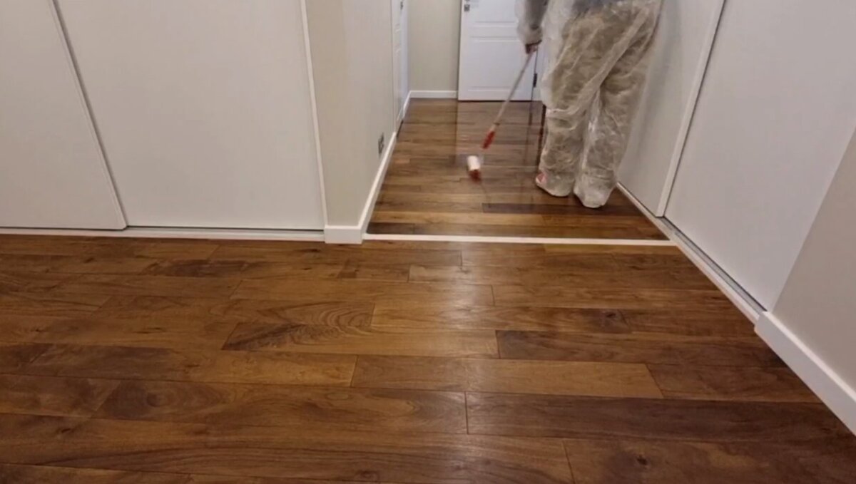 процесс профессионального ухода за паркетом под маслом