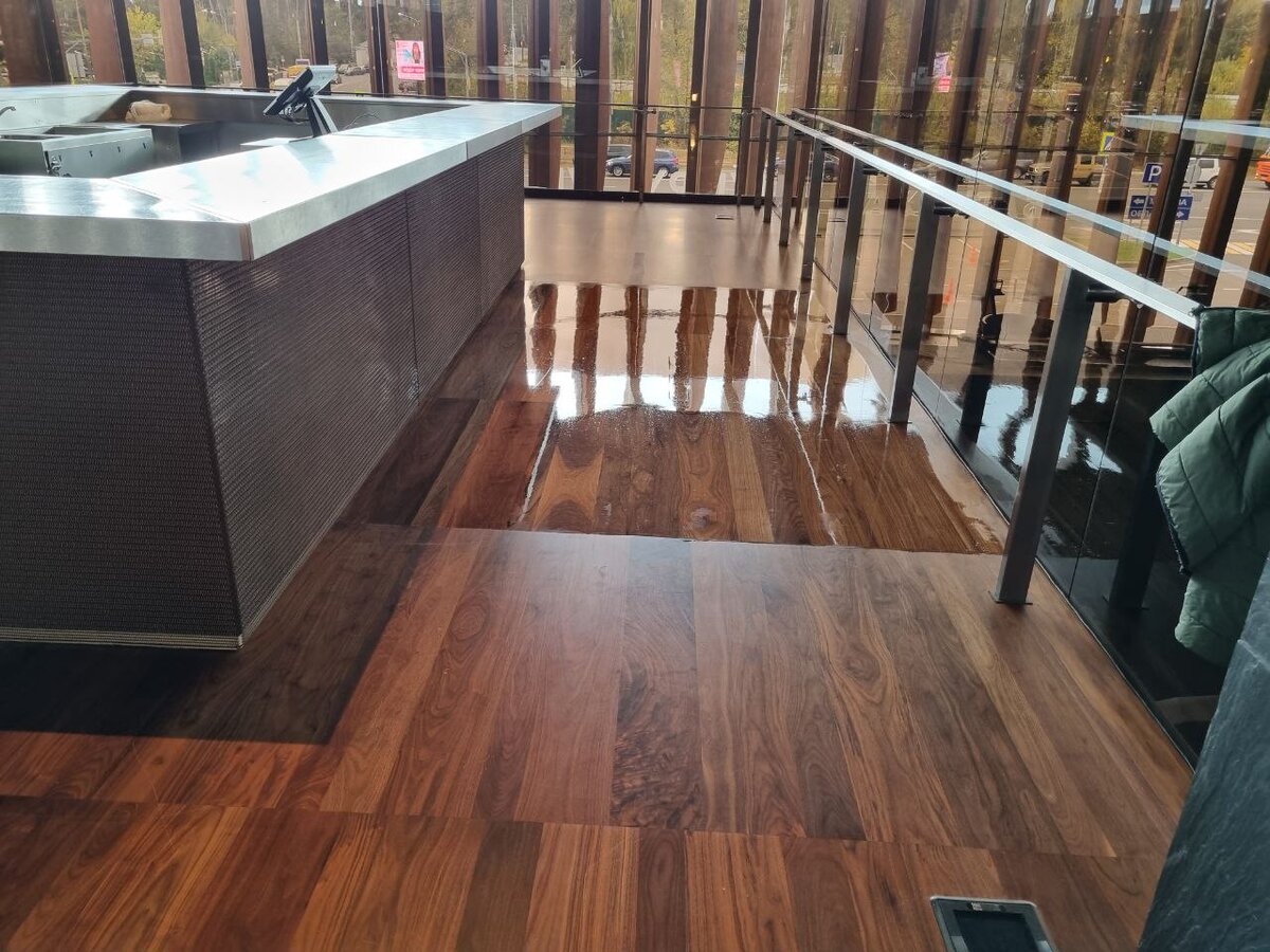 очистка специальным составом паркета под маслом