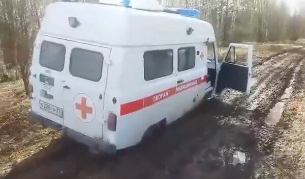     В Ивановской области застрявшая в грязи скорая ждала подмогу шесть часов