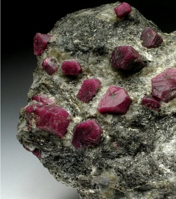 Кристаллы рубина в породе 