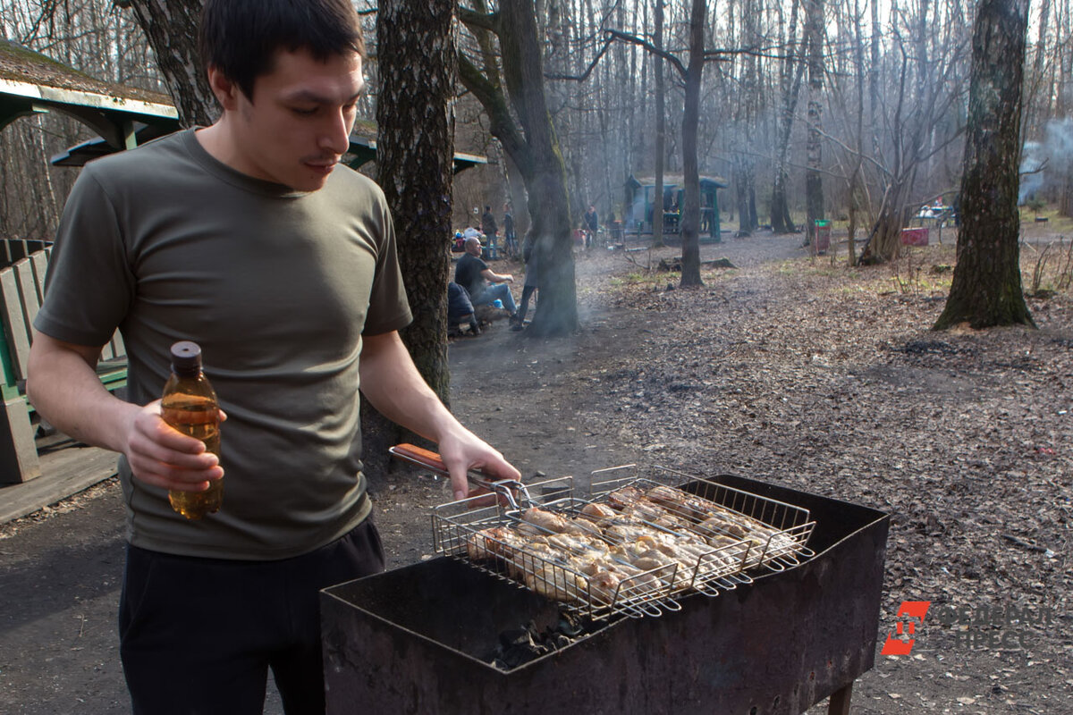 Хороший шашлык требует не только качественного мяса, но и знаний и умений от кулинара.  Фото: Фото: ФедералПресс / Елена Сычева