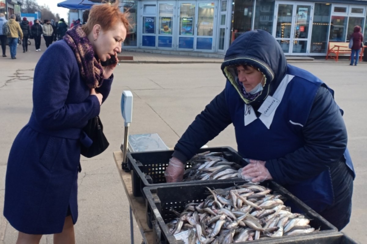    В Петербурге открылись 40 легальных точек продажи корюшки