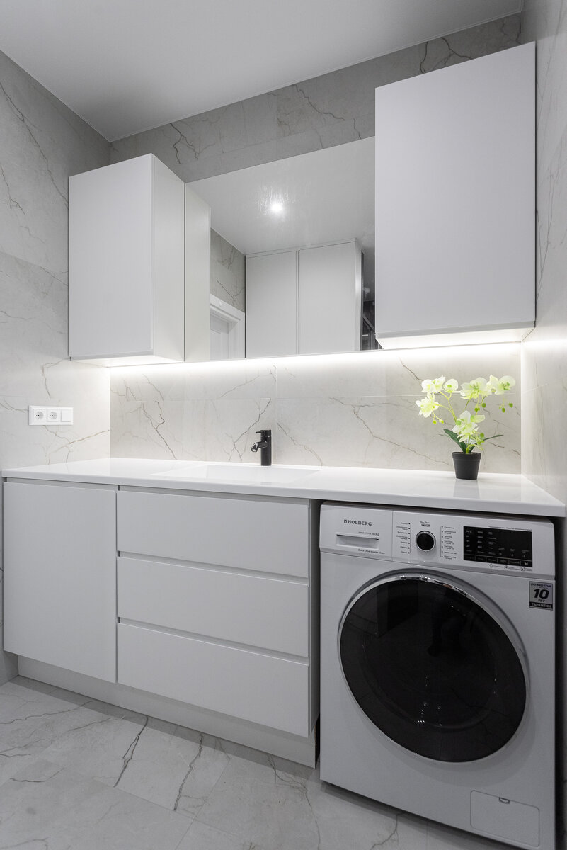 Белая глянцевая ванная комната